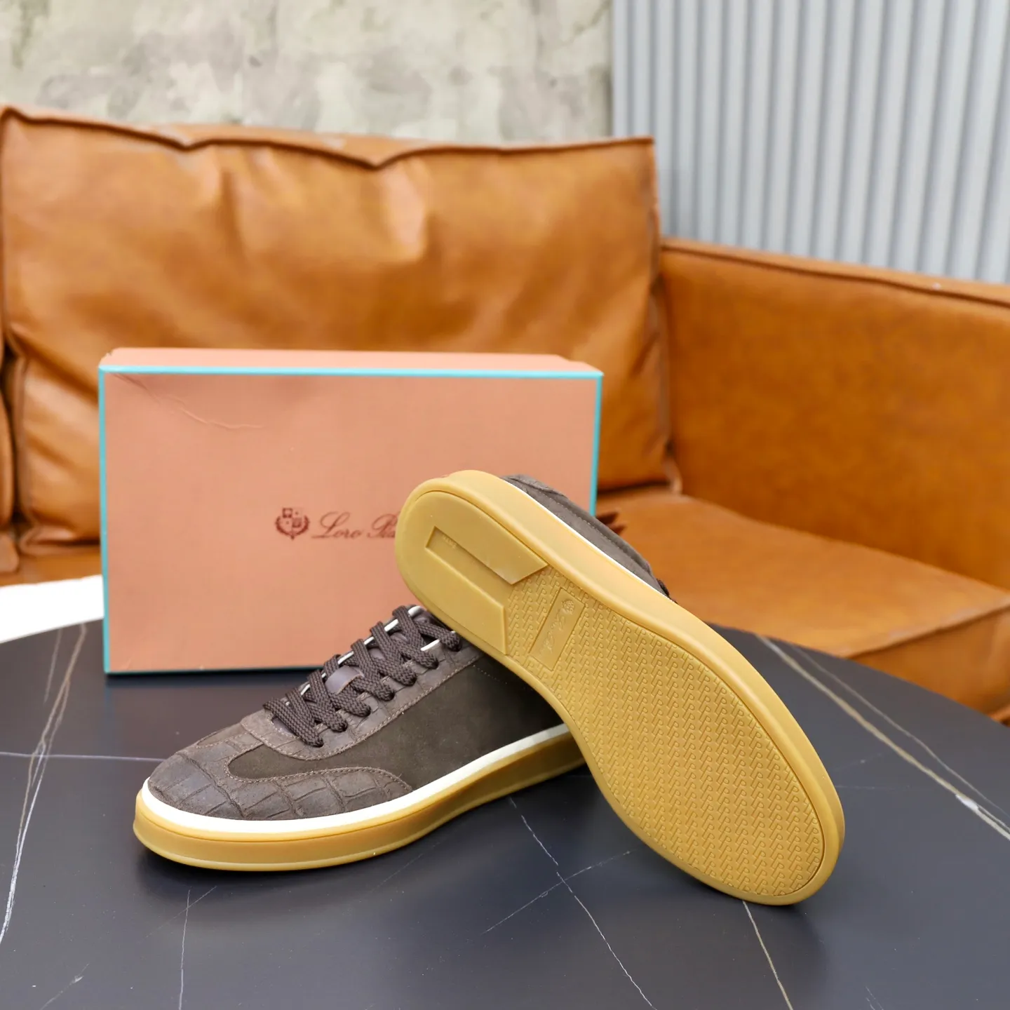 Ex-factory price: 560💰Loro Piana Tennis Walk men’s moral training sneakers! These new textured leather tennis shoes feature an ultra-low-top design for year-round wear and are water-resistant. The wrapped sole creates an effortlessly attractive color combination that harmoniously blends functionality with understated style. The ideal footwear option for urban dressing. The heel is decorated with a soft calfskin tongue with Kummel color inserts and an embossed LP logo. Cotton shoelaces. Material: Upper: Gray woven stitching with cowhide accents! Sole: Rubber lining: Cow leather original rubber sole, excellent foot comfort, complete package! Size: 38-39-40-41-42-43-44 leather shoe size (4546 can be customized)